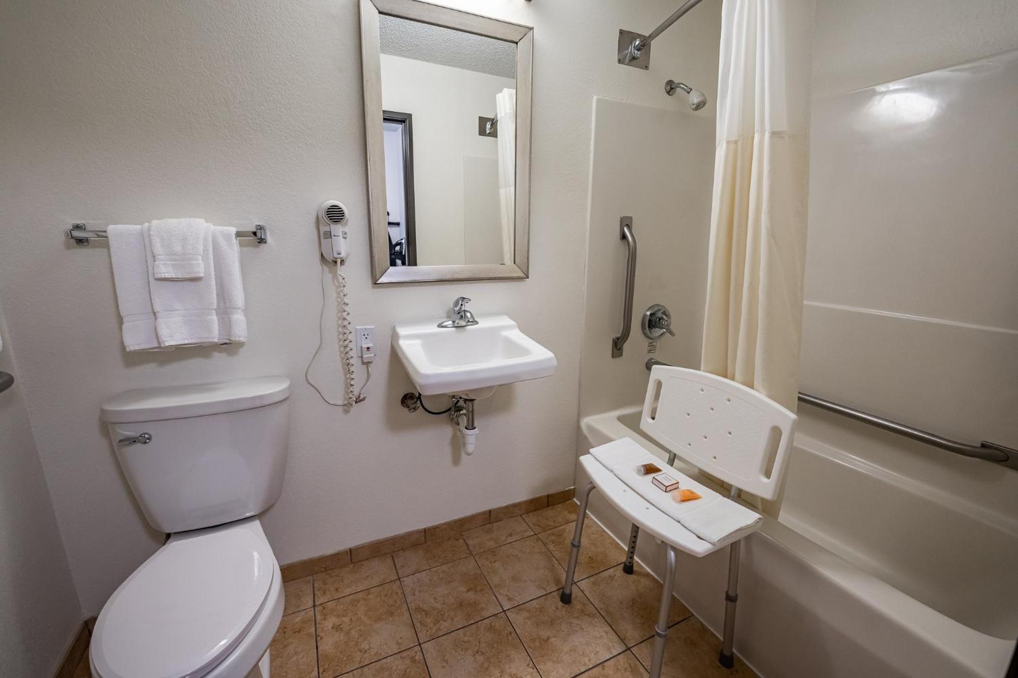 Christopher Inn And Suites Чилликоти Номер фото